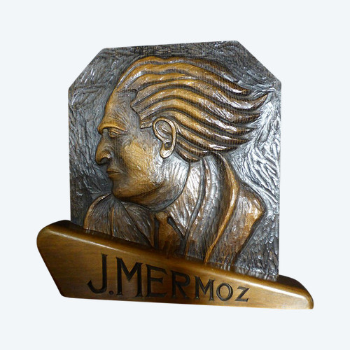Geschnitzte Tafel mit dem Bildnis von Mermoz