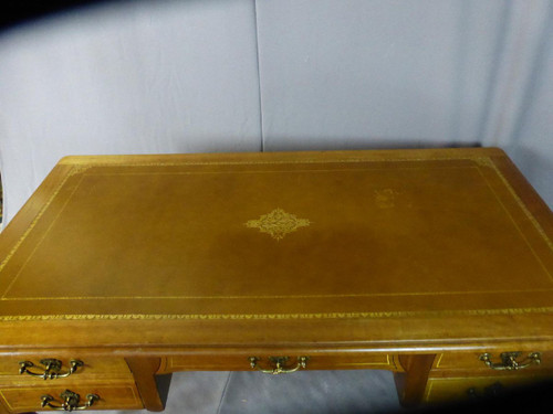 Schreibtisch im Louis XV-Stil
