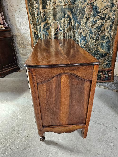 Commode louis XV en noyer blond légèrement galbée du 18 ème siècle 