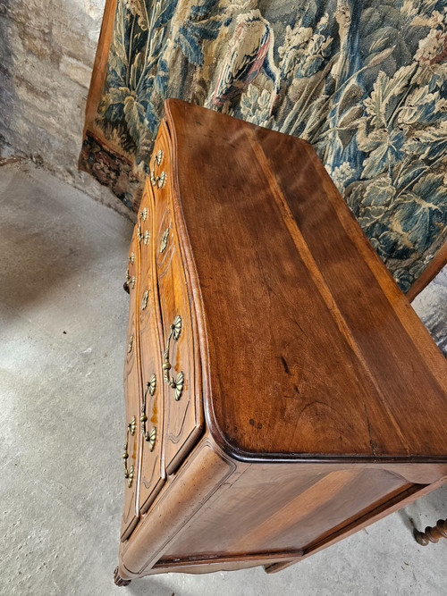 Commode louis XV en noyer blond légèrement galbée du 18 ème siècle 