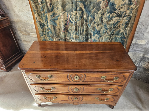 Commode louis XV en noyer blond légèrement galbée du 18 ème siècle 