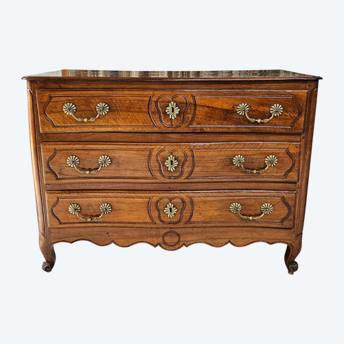 Commode louis XV en noyer blond légèrement galbée du 18 ème siècle 