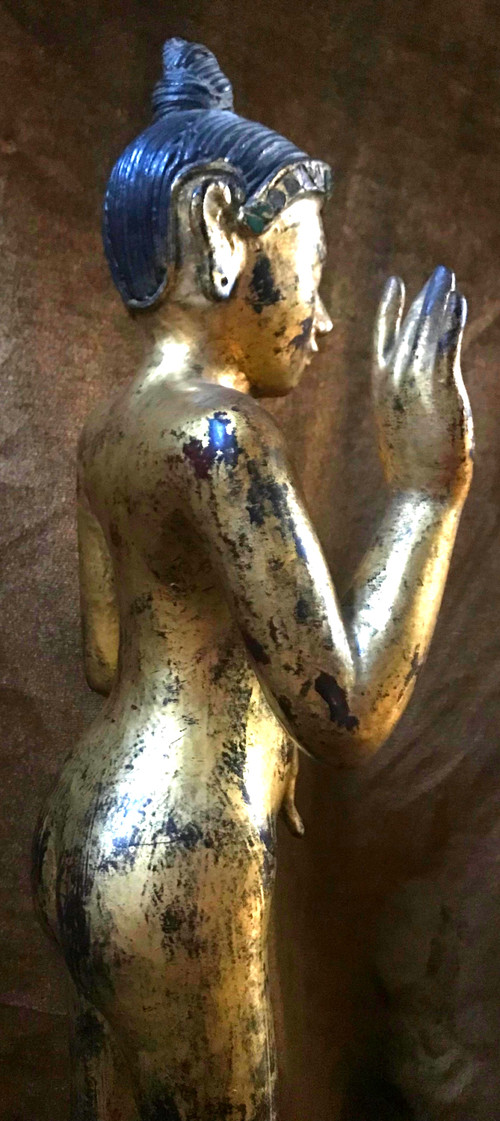 Bouddha enfant debout en Abhaya et Varada Mudra – Bois laqué et doré, Birmanie, XIXe siècle