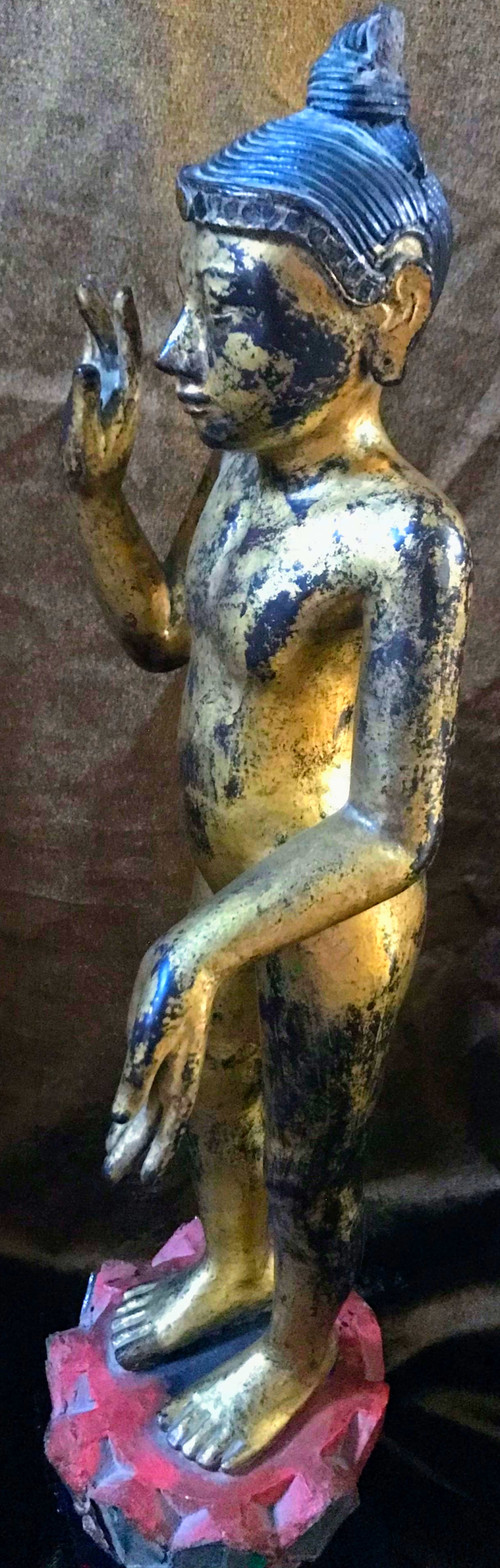 Bouddha enfant debout en Abhaya et Varada Mudra – Bois laqué et doré, Birmanie, XIXe siècle
