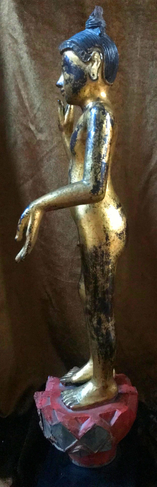 Bouddha enfant debout en Abhaya et Varada Mudra – Bois laqué et doré, Birmanie, XIXe siècle