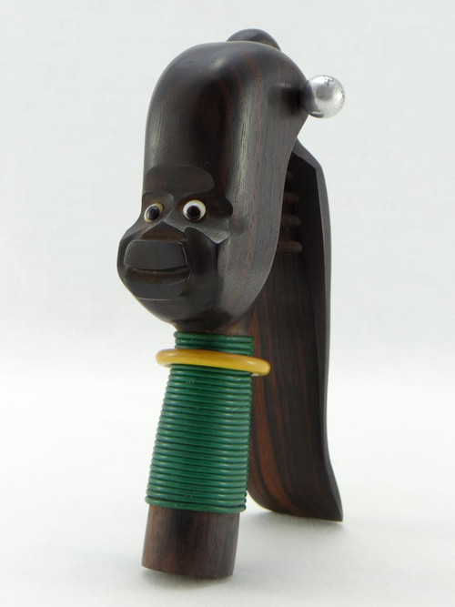 Années 1930, Période Art-Déco, Casse-noix Africaniste En ébène De Macassar, fil plastifié et verre.