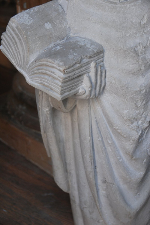 Statue En Pierre Saint Yves