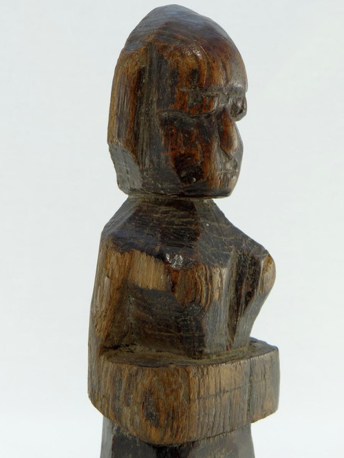 India, XIX secolo o prima, statuetta di divinità in legno intagliato.
