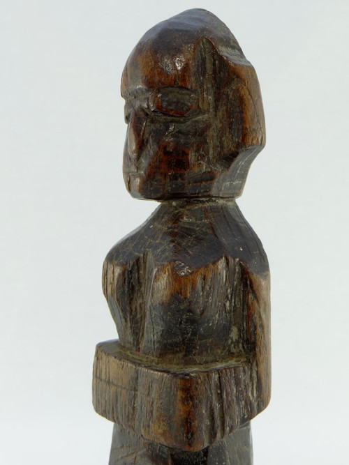India, XIX secolo o prima, statuetta di divinità in legno intagliato.