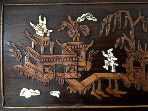 Vietnam Um 1900, Ein Paar Paneele mit Buchsbaum- und Elfenbeinintarsien Dekoriert Mit Lebensszenen.