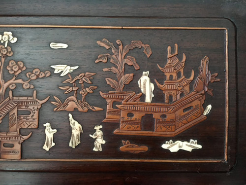 Vietnam Um 1900, Ein Paar Paneele mit Buchsbaum- und Elfenbeinintarsien Dekoriert Mit Lebensszenen.