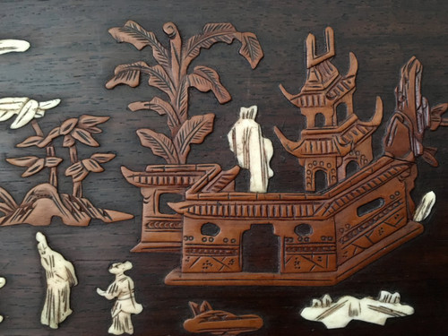 Vietnam Um 1900, Ein Paar Paneele mit Buchsbaum- und Elfenbeinintarsien Dekoriert Mit Lebensszenen.