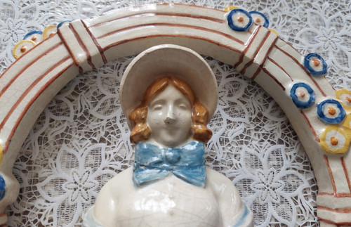 Frau mit Obstkorb Craquelée-Fayence, glasiert. Signiert Charles MAILLARD (1876-1973)