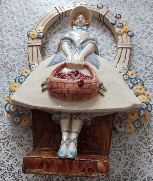 Frau mit Obstkorb Craquelée-Fayence, glasiert. Signiert Charles MAILLARD (1876-1973)