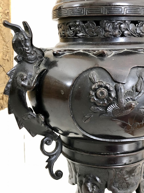 China, XIXth Century, Important Bronze perfume burner decorated with Dragons and Birds.