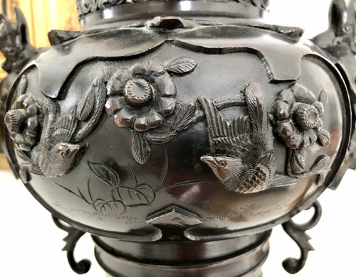 China, XIXth Century, Important Bronze perfume burner decorated with Dragons and Birds.