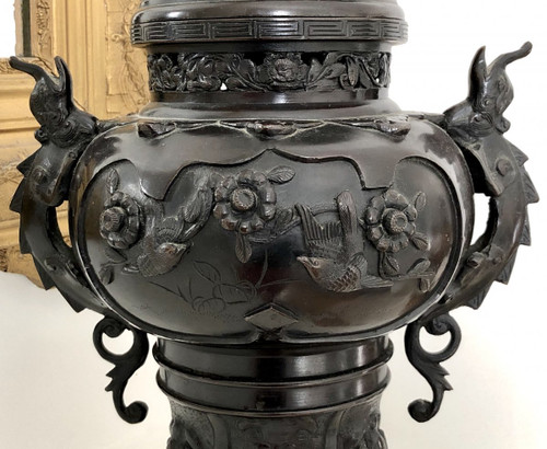 China, XIXth Century, Important Bronze perfume burner decorated with Dragons and Birds.