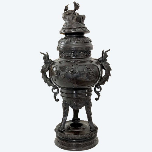 China, XIXth Century, Important Bronze perfume burner decorated with Dragons and Birds.