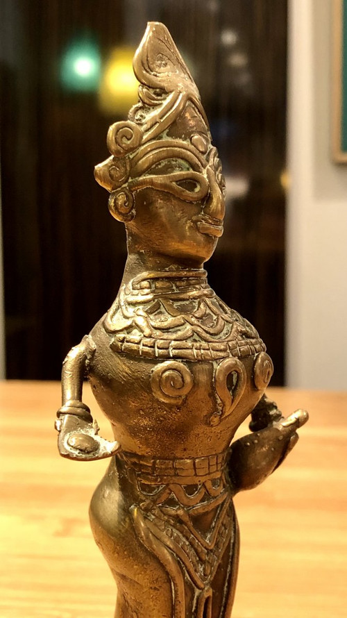Indien, Golf von Bengalen, Anfang des 20. Jahrhunderts, Dokhra-Statuette einer Gottheit.