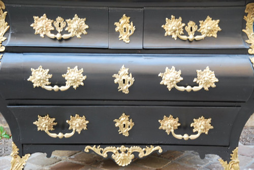Commode Tombeau Laquée Noir, Bronzes C Couronné Epoque Louis XV