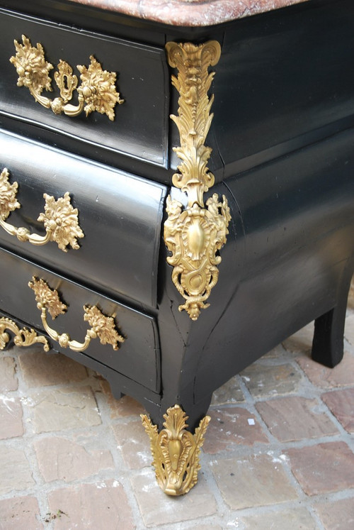 Commode Tombeau Laquée Noir, Bronzes C Couronné Epoque Louis XV