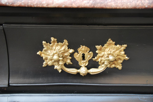 Commode Tombeau Laquée Noir, Bronzes C Couronné Epoque Louis XV