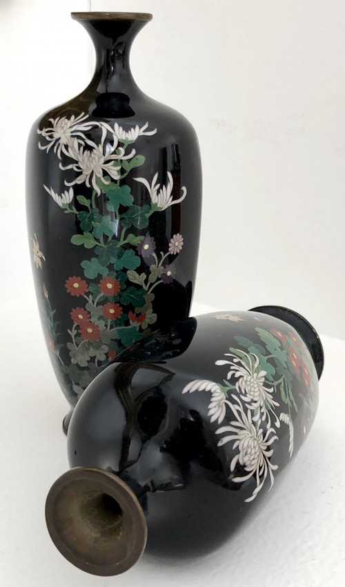 Giappone, ultima decade del XIX secolo, epoca Meiji, Coppia di vasi cloisonné in filo d'argento.