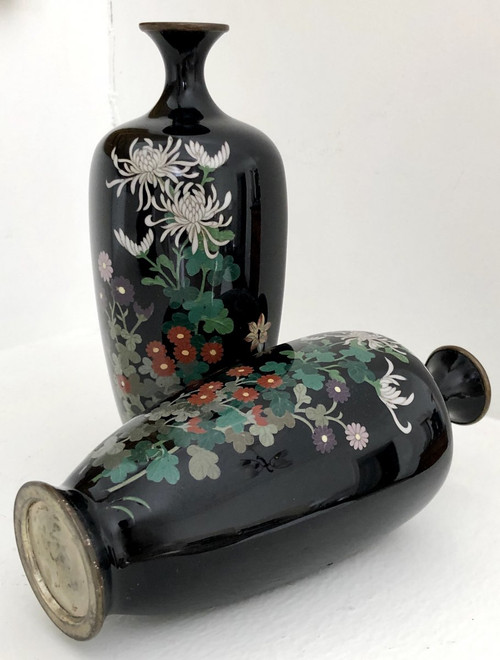 Giappone, ultima decade del XIX secolo, epoca Meiji, Coppia di vasi cloisonné in filo d'argento.