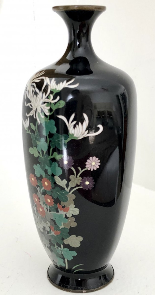 Giappone, ultima decade del XIX secolo, epoca Meiji, Coppia di vasi cloisonné in filo d'argento.