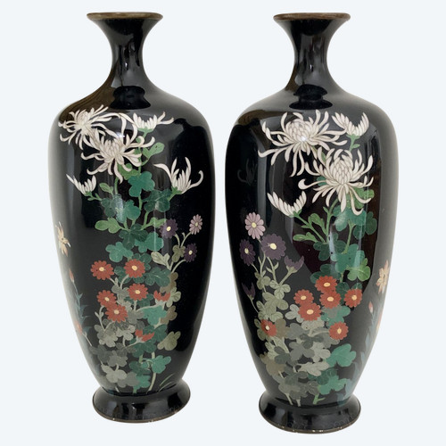 Giappone, ultima decade del XIX secolo, epoca Meiji, Coppia di vasi cloisonné in filo d'argento.