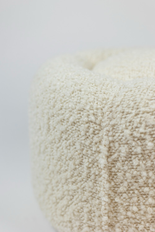 Sitzsack mit weißen Locken, zeitgenössische Arbeit