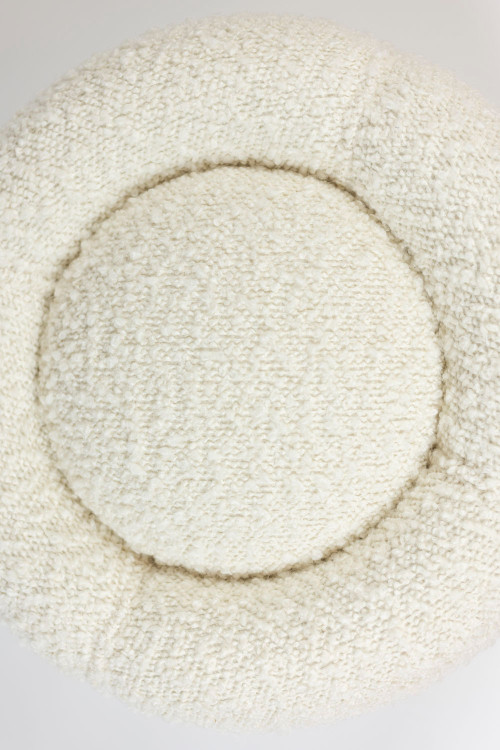 Sitzsack mit weißen Locken, zeitgenössische Arbeit
