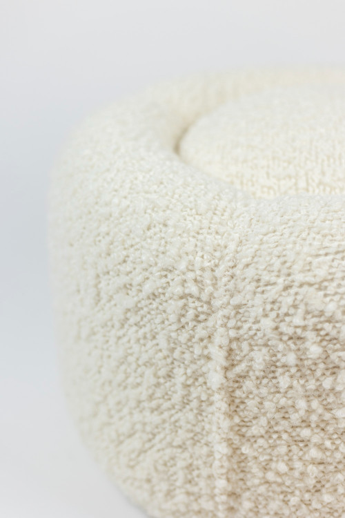 Sitzsack mit weißen Locken, zeitgenössische Arbeit