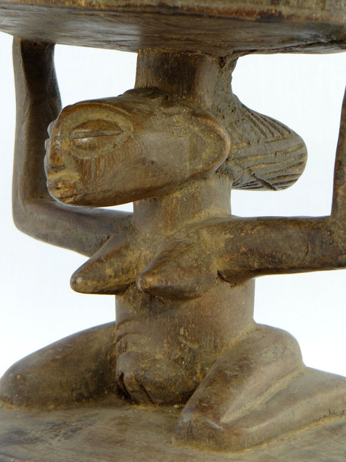 Rep. Dem. Du Congo, popolo Luba/Hemba, Figura femminile scolpita in legno con sede a cariatide.