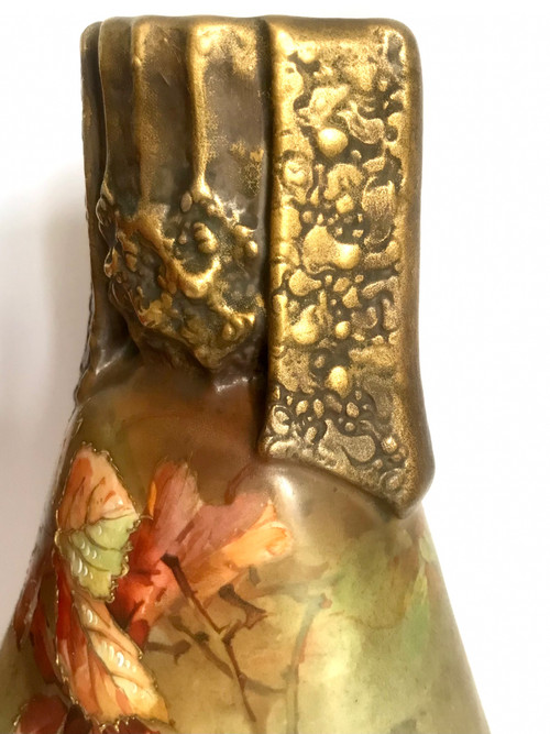 Vase aus österreichischem Porzellan mit der Markierung Wien E V Turn 19.