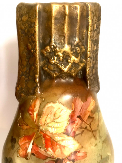 Vase aus österreichischem Porzellan mit der Markierung Wien E V Turn 19.
