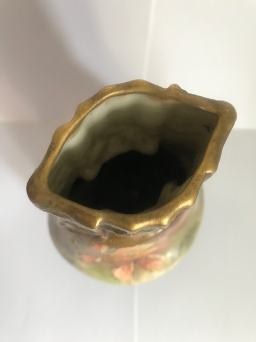 Vase aus österreichischem Porzellan mit der Markierung Wien E V Turn 19.