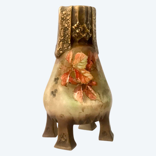 Vase aus österreichischem Porzellan mit der Markierung Wien E V Turn 19.