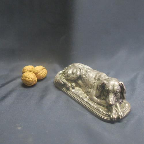 Chien en bronze argenté, signé Hingre
