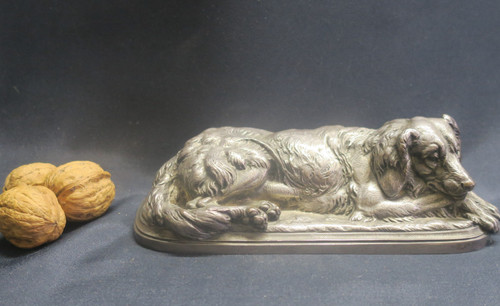 Chien en bronze argenté, signé Hingre