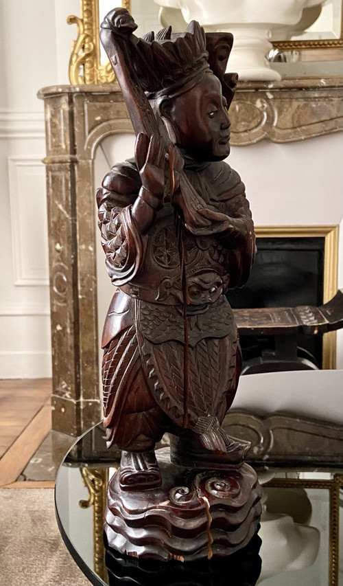 Vietnam, circa 1900, Statua di personaggio di alto rango scolpita in legno.