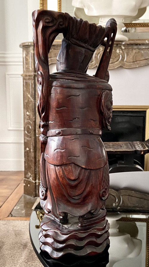 Vietnam, circa 1900, Statua di personaggio di alto rango scolpita in legno.