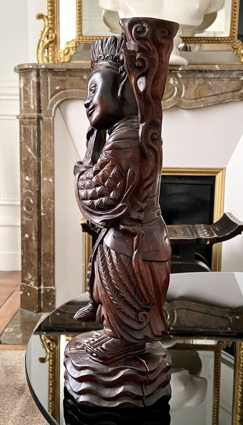 Vietnam, circa 1900, Statua di personaggio di alto rango scolpita in legno.