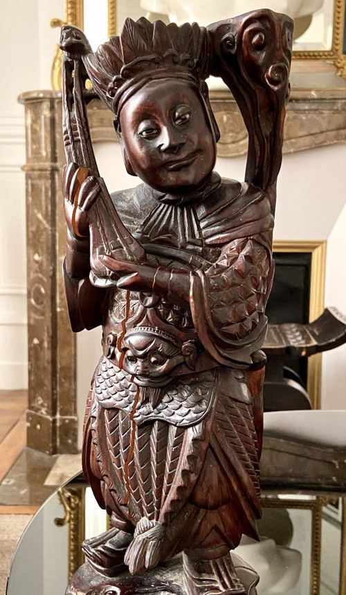 Vietnam, circa 1900, Statua di personaggio di alto rango scolpita in legno.