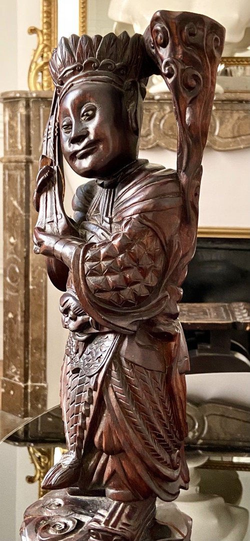 Vietnam, circa 1900, Statua di personaggio di alto rango scolpita in legno.