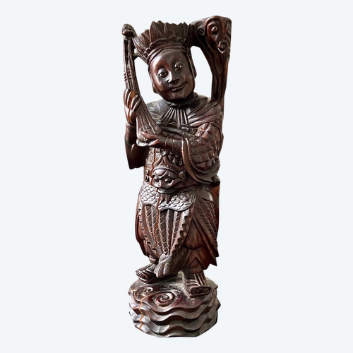 Vietnam, circa 1900, Statua di personaggio di alto rango scolpita in legno.