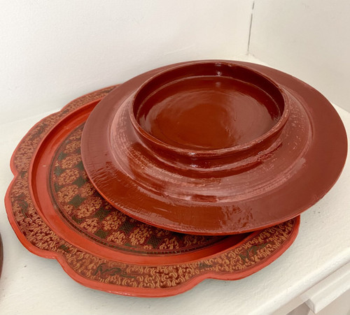 Birma, 1950/1960er Jahre, Gedecktes Display Auf Lack-Tablett.