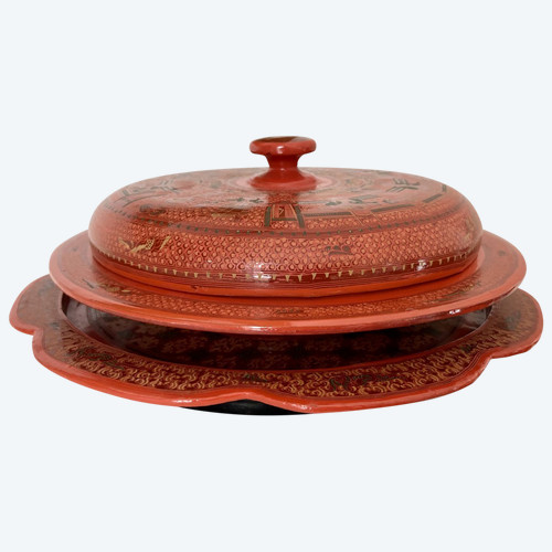 Birma, 1950/1960er Jahre, Gedecktes Display Auf Lack-Tablett.
