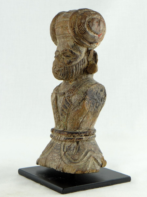 Inde, XVIIIème Siècle, Buste De Dignitaire En Bois Sculpté.