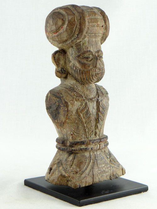 Inde, XVIIIème Siècle, Buste De Dignitaire En Bois Sculpté.